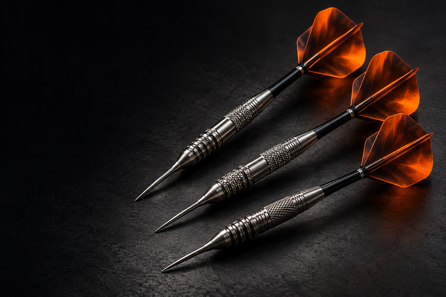Drei silberne Steeldarts mit orangefarbenen Flights auf dunklem Untergrund